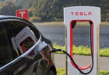 Tesla llegaría a Chile para abrir una planta: Negocia suministro de litio con SQM
