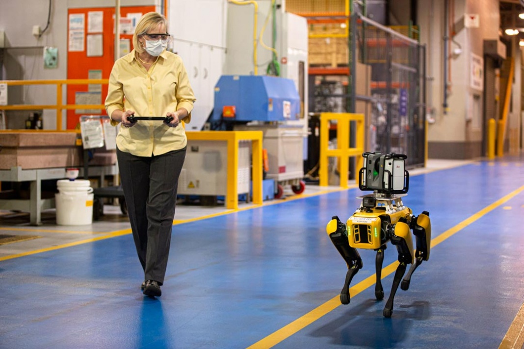 Ford pone a prueba perros robots en sus plantas de producción para lograr más agilidad, eficiencia y precisión