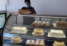 Pastelería familiar de Los Ángeles se reinventa en tiempos de pandemia con nuevo local y productos de repostería