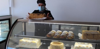Pastelería familiar de Los Ángeles se reinventa en tiempos de pandemia con nuevo local y productos de repostería