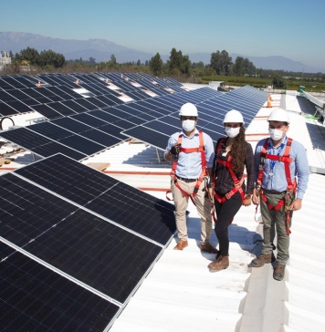 Salfa es pionero en su industria en la utilización de energía 100% renovable con los paneles de Flux Solar