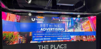 “Rethink Advertising: la experiencia disruptiva con las marcas”: El informe que dibuja el futuro de la publicidad El Hub español The Valley presentó un estudio enfocado en las soluciones y herramientas tecnológicas que están impactando en la evolución de la publicidad, con premisas como la privacidad, ética, automatización, inmediatez, distribución y el reto de ofrecer experiencias disruptivas. Santiago, Lunes 17 de Mayo de 2021.- La digitalización y el AdTech están revolucionando la forma de hacer publicidad. Así lo reafirma el informe “Rethink Advertising: la experiencia disruptiva con las marcas”, presentado por The Place, el espacio de innovación del hub español The Valley, en colaboración con la compañía Exterior Plus. El estudio, que ya está disponible para descargar en thevalley.es, fue dado a conocer a través de un evento online en el que además se lanzó una plataforma que invita a descubrir la inexistencia de barreras entre lo físico y lo digital gracias al streaming y el gaming, disciplinas que siguen ganando terreno en la implementación de la publicidad invasiva. Repensar la publicidad: la experiencia disruptiva con las marcas ¿Qué tendencias se consolidarán en los próximos años? ¿Cuáles son las principales innovaciones en la industria de la publicidad? El constante avance de la tecnología está transformando la manera en que las marcas se relacionan con sus públicos. De acuerdo al informe elaborado por The Valley, la geolocalización, realidad aumentada, realidad virtual, inteligencia artificial y nuevas pantallas, son algunas de las claves de la reinvención de una industria en la que los datos juegan un papel fundamental en las estrategias comunicacionales. "Estamos ante una revolución cognitiva y digital, donde la palabra Inteligencia Artificial es parte del léxico normal del usuario promedio, que espera determinados niveles de servicio a los que accede. Dado esto, pensar que podemos seguir gestionando el trabajo de la misma manera que hace 20 años atrás es casi una utopía. Las definiciones de cargo no solo aplican para personas sino también para programas y robots destinados para ello”, sostiene Justo Vargas Tech Partner en Globant y Docente de The Valley Un ejemplo concreto de casos avanzados de realidad aumentada es el que se aprecia en una pantalla de Heads Up, en la cinta hollywoodense “Iron Man”, en el momento en que Tony Stark equipa su armadura con objetos de realidad aumentada, ofreciendo información holográfica, proporcionando datos en vivo vía secuencia computarizada. Respecto al estudio, este nos sitúa en el momento actual, en el que la automatización está revolucionando la forma de crear y desarrollar procesos publicitarios, por lo que existe una proliferación de startups, herramientas y plataformas enfocadas en crear anuncios personalizados que, con ayuda de Inteligencia Artificial y Deep Learning, generan mensajes que se adaptan a cada tipo de público. De igual forma, la investigación elaborada por la casa de estudios pronostica que la publicidad en audio irá en auge. Ejemplo de ello es el Marketplace de publicidad de audio que permite conectar anunciantes con oyentes a través de la música con publicidad o podcasts. En la misma línea los asistentes de voz se podrían convertir en una nueva plataforma de publicidad, emitiendo anuncios y permitiendo a los usuarios comprar un producto mediante comandos de voz. Asimismo, “los avances en los campos de procesamiento de lenguaje natural nos otorgan la capacidad de setear el tono con el cual estos trabajadores virtuales pueden expresar sus funciones para que aporten una imagen diferente acorde a las necesidades específicas. Esto implica pensar la estrategia digital de la empresa no solo en términos de nuevas tecnologías sino en cómo estas terminarán impactando en sus clientes. Estos no están interactuando con un chatbot, interactúan con Siri, con Alexa, quienes luego se vuelven embajadores de la marca”, sentencia Vargas, Tech Partner en Globant y Docente de The Valley. Finalmente y ante la actual demanda de servicios digitales en tiempo real -como los Chatbots, el chat Account-Based marketing o los anuncios interactivos con chatbot- se espera un repunte de soluciones de realidad aumentada, realidad virtual, e incluso hologramas. Y es que según el estudio presentado por The Valley, en el ámbito de la publicidad y el diseño de proyectos digitales, potenciará disciplinas como la realidad aumentada. Una nueva experiencia para las marcas En el espacio de innovación The Place está disponible una activación digital que, hasta septiembre, permitirá conocer - de manera interactiva- el viaje que realiza una marca desde la creación hasta su impacto en los usuarios a través de diferentes soportes publicitarios. Para ello están disponibles ejemplos de tiendas que se reinventan hacia la digitalización in-situ, con fachadas proyectadas, trabajadores virtuales con chatbot integrado y vitrinas interactivas que ofrecen experiencias sensoriales; Marquesinas de bus interactivas que permiten dar “like”, tramitar la compra directamente desde este soporte; o mesas táctiles interactivas que ofrecen información sobre las campañas que se ven en la TV del hogar y que permiten interactuar con la hiperpublicidad bajo demanda. Mientras que, haciendo uso de la realidad aumentada, las marcas que se han aventurado al eCommerce podrán interactuar de otra manera con los usuarios, posibilitando vivir experiencias inmersivas, tanto en el móvil como en el computador, sin necesidad de contar con una app especial. Con todo, el próximo 27 de mayo se realizará la presentación del informe Rethink Advertising donde Juan Luis Moreno, Partner & CIO de The Valley, tratará estas tendencias profundizando en casos de éxito respecto hacia dónde se dirige el sector. La inscripción es gratuita y se puede realizar en este link. https://thevalley.es/evento/rethink-advertising-mayo/ Sobre The Valley: The Valley es un hub que se especializa en convertir el conocimiento digital en oportunidades para personas y organizaciones a través de un ecosistema formado por la escuela de negocios The Valley Digital Business School, con presencia en Madrid, Barcelona, las Islas Canarias, Chile y Colombia; The Valley Talent, headhunter líder en la búsqueda de talento del ámbito tecnológico y digital en perfiles intermedios y directivos; The Valley Coworking, donde conviven diversas startups del ámbito digital; el espacio de innovación The Place, que permite explorar la aplicación presente y futura de las tecnologías más disruptivas; y The Valley Scale, una metodología propia que acompaña a las empresas en todas las fases del proceso de adaptación al entorno digital.