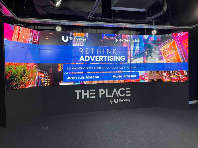 “Rethink Advertising: la experiencia disruptiva con las marcas”: El informe que dibuja el futuro de la publicidad El Hub español The Valley presentó un estudio enfocado en las soluciones y herramientas tecnológicas que están impactando en la evolución de la publicidad, con premisas como la privacidad, ética, automatización, inmediatez, distribución y el reto de ofrecer experiencias disruptivas. Santiago, Lunes 17 de Mayo de 2021.- La digitalización y el AdTech están revolucionando la forma de hacer publicidad. Así lo reafirma el informe “Rethink Advertising: la experiencia disruptiva con las marcas”, presentado por The Place, el espacio de innovación del hub español The Valley, en colaboración con la compañía Exterior Plus. El estudio, que ya está disponible para descargar en thevalley.es, fue dado a conocer a través de un evento online en el que además se lanzó una plataforma que invita a descubrir la inexistencia de barreras entre lo físico y lo digital gracias al streaming y el gaming, disciplinas que siguen ganando terreno en la implementación de la publicidad invasiva. Repensar la publicidad: la experiencia disruptiva con las marcas ¿Qué tendencias se consolidarán en los próximos años? ¿Cuáles son las principales innovaciones en la industria de la publicidad? El constante avance de la tecnología está transformando la manera en que las marcas se relacionan con sus públicos. De acuerdo al informe elaborado por The Valley, la geolocalización, realidad aumentada, realidad virtual, inteligencia artificial y nuevas pantallas, son algunas de las claves de la reinvención de una industria en la que los datos juegan un papel fundamental en las estrategias comunicacionales. 