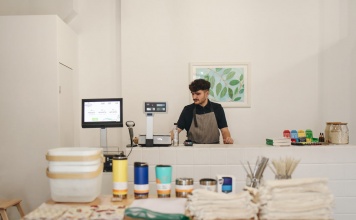 Las herramientas que aceleran el crecimiento de las Pymes e incrementan sus ventas en casi un 40% ● La implementación de nuevas y mejores herramientas de transformación digital, ayudan a las pymes de Chile a ser más competitivas acelerando su productividad. ● Se estima que un buen sistema CRM mejora los ingresos en un 29%, por su utilidad e impacto en los procesos de venta, marketing, servicio al cliente y atención postventa. Santiago, Chile. 27 de julio de 2021.- El país atraviesa uno de los momentos más decisivos en cuanto a emprendimiento se refiere. Las micro, pequeñas y medianas empresas (mipymes), no han parado de acudir a más vías para regresar a los niveles de ventas y productividad previos a la pandemia para, poco a poco, comenzar a ver la luz al final del túnel. De acuerdo con un estudio realizado por Allegra.com en diversos países de Latinoamérica, las pymes chilenas han presentando un aumento del 38.5% en ventas, producto de una transformación digital en sus modelos de negocio para adaptarse a un mercado cada vez más competitivo. “La digitalización ha sido la mayor prioridad de los emprendedores durante el último año. El trabajo manual y repetitivo fue sustituido por herramientas que no solo automatizan sus procesos, sino que también aceleran su productividad, y mejoran la experiencia de vendedores y consumidores, lo que está transformando a muchas de estas pymes en scale ups de manera acelerada”, afirma Shelley Pursell, directora de Marketing para HubSpot Latinoamérica e Iberia, la plataforma CRM que ayuda a las empresas en expansión a alinear su éxito con el de sus clientes. Se denomina scale up a aquellos emprendimientos que se encuentran en la etapa más competitiva de su desarrollo. Endeavor considera que son empresas que tienen un crecimiento anual de más del 20 % durante 3 años consecutivos, y que bien podrían ser el siguiente escalón de las startups. De acuerdo con Shelley Pursell, en la actualidad son 3 las herramientas que están ayudando a cada vez más emprendimientos a dar el salto a esta etapa: Sistemas CRM para relaciones más cercanas con los clientes. De todas las herramientas, los sistemas de relacionamiento con cliente (CRM) han destacado por su utilidad e impacto en los procesos de venta, marketing, servicio al cliente y atención postventa. Estudios muestran que, en Latinoamérica, las empresas con un sistema CRM bien utilizado pueden aumentar las ventas en un 29 %. En sí, estos sistemas han ayudado a las pequeñas y medianas empresas a analizar el comportamiento de sus leads, a fin de vincularlos de manera más estrecha, y les ha permitido automatizar cada acción en su ciclo de venta para brindarles una mejor experiencia. Herramientas de gestión de proyectos para alinear equipos. Además de brindar a los emprendedores la oportunidad de enfocar su tiempo en las actividades más importantes, los sistemas de gestión de proyectos les han ayudado a tener visibilidad total de su pipeline de ventas en tiempo real. Mediante una plataforma gráfica o tracker, los encargados de las operaciones ahora monitorean la actividad y rendimiento de cada equipo para optimizar recursos y tomar decisiones más acertadas para alcanzar el éxito. Hoy, 9 de cada 10 compañías aseguran que trabajar con estos sistemas aumenta su eficiencia, innovación e interoperabilidad. CMS para mejoras de marketing y contenidos. Para asegurar y mejorar su presencia en el canal digital, las mipymes han hecho un uso extenso de los sistemas de gestión de contenidos (CMS), los cuales están enfocados en mejorar los procesos tecnológicos propios del marketing: desde la creación de landing pages, tiendas en línea o un sitio web de forma rápida y asequible, hasta grandes campañas de email marketing o redes sociales de forma automatizada. Los content management systems más completos también han permitido a los desarrolladores proteger y optimizar la experiencia de los compradores en línea, lo cual resulta fundamental para aumentar su fidelización. Llegar a ser una scale up sin alguna de estas herramientas hoy resulta imposible, pues en el mundo actual, las empresas requieren de una mayor integración de diversas fuentes de información, equipos alineados y estrategias de marketing más planificadas para conectar y ofrecer mejores experiencias a los consumidores. # # # Acerca de HubSpot HubSpot ($HUBS) es el líder mundial en las plataformas de inbound marketing y ventas inbound. Desde 2006, tiene la misión de hacer el mundo más envolvente. Hoy, más de 86 mil clientes en más de 120 países usan tanto el software como los servicios y soporte técnico de HubSpot para transformar la manera en que atraen, enganchan y deleitan a los clientes. El software de inbound marketing de Hubspot, considerado número uno en cuanto a satisfacción del cliente por VentureBeat y G2 Crowd, ofrece los servicios de monitoreo y administración de redes sociales, blogging, SEO (Search Engine Optimization, por sus siglas en inglés), generación de sitios web, e-mail marketing, automatización del marketing, análisis y generación de informes, todo en una sola plataforma integral. HubSpot Sales le permite a los equipos de ventas y servicios mantener conversaciones más efectivas con leads, prospectos y clientes. HubSpot ha sido reconocido por Inc., Forbes y Deloitte como una de las compañías de mayor crecimiento y como el mejor lugar para trabajar según Glassdoor, Fortune, The Boston Globe y Entrepreneur. La sede principal de HubSpot se encuentra en Cambridge, Massachusetts y tiene oficinas en Singapur, Dublín (Irlanda), Bogotá (Colombia), Berlín (Alemania),Sydney (Australia), Tokio (Japón), Portsmouth (New Hampshire, EUA) y muy pronto, París (Francia). Para conocer más, visita: www.hubspot.es