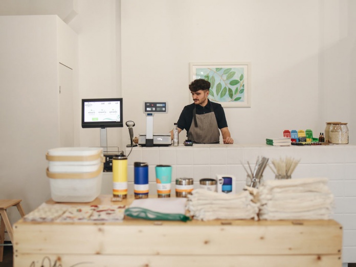 Las herramientas que aceleran el crecimiento de las Pymes e incrementan sus ventas en casi un 40% ● La implementación de nuevas y mejores herramientas de transformación digital, ayudan a las pymes de Chile a ser más competitivas acelerando su productividad. ● Se estima que un buen sistema CRM mejora los ingresos en un 29%, por su utilidad e impacto en los procesos de venta, marketing, servicio al cliente y atención postventa. Santiago, Chile. 27 de julio de 2021.- El país atraviesa uno de los momentos más decisivos en cuanto a emprendimiento se refiere. Las micro, pequeñas y medianas empresas (mipymes), no han parado de acudir a más vías para regresar a los niveles de ventas y productividad previos a la pandemia para, poco a poco, comenzar a ver la luz al final del túnel. De acuerdo con un estudio realizado por Allegra.com en diversos países de Latinoamérica, las pymes chilenas han presentando un aumento del 38.5% en ventas, producto de una transformación digital en sus modelos de negocio para adaptarse a un mercado cada vez más competitivo. “La digitalización ha sido la mayor prioridad de los emprendedores durante el último año. El trabajo manual y repetitivo fue sustituido por herramientas que no solo automatizan sus procesos, sino que también aceleran su productividad, y mejoran la experiencia de vendedores y consumidores, lo que está transformando a muchas de estas pymes en scale ups de manera acelerada”, afirma Shelley Pursell, directora de Marketing para HubSpot Latinoamérica e Iberia, la plataforma CRM que ayuda a las empresas en expansión a alinear su éxito con el de sus clientes. Se denomina scale up a aquellos emprendimientos que se encuentran en la etapa más competitiva de su desarrollo. Endeavor considera que son empresas que tienen un crecimiento anual de más del 20 % durante 3 años consecutivos, y que bien podrían ser el siguiente escalón de las startups. De acuerdo con Shelley Pursell, en la actualidad son 3 las herramientas que están ayudando a cada vez más emprendimientos a dar el salto a esta etapa: Sistemas CRM para relaciones más cercanas con los clientes. De todas las herramientas, los sistemas de relacionamiento con cliente (CRM) han destacado por su utilidad e impacto en los procesos de venta, marketing, servicio al cliente y atención postventa. Estudios muestran que, en Latinoamérica, las empresas con un sistema CRM bien utilizado pueden aumentar las ventas en un 29 %. En sí, estos sistemas han ayudado a las pequeñas y medianas empresas a analizar el comportamiento de sus leads, a fin de vincularlos de manera más estrecha, y les ha permitido automatizar cada acción en su ciclo de venta para brindarles una mejor experiencia. Herramientas de gestión de proyectos para alinear equipos. Además de brindar a los emprendedores la oportunidad de enfocar su tiempo en las actividades más importantes, los sistemas de gestión de proyectos les han ayudado a tener visibilidad total de su pipeline de ventas en tiempo real. Mediante una plataforma gráfica o tracker, los encargados de las operaciones ahora monitorean la actividad y rendimiento de cada equipo para optimizar recursos y tomar decisiones más acertadas para alcanzar el éxito. Hoy, 9 de cada 10 compañías aseguran que trabajar con estos sistemas aumenta su eficiencia, innovación e interoperabilidad. CMS para mejoras de marketing y contenidos. Para asegurar y mejorar su presencia en el canal digital, las mipymes han hecho un uso extenso de los sistemas de gestión de contenidos (CMS), los cuales están enfocados en mejorar los procesos tecnológicos propios del marketing: desde la creación de landing pages, tiendas en línea o un sitio web de forma rápida y asequible, hasta grandes campañas de email marketing o redes sociales de forma automatizada. Los content management systems más completos también han permitido a los desarrolladores proteger y optimizar la experiencia de los compradores en línea, lo cual resulta fundamental para aumentar su fidelización. Llegar a ser una scale up sin alguna de estas herramientas hoy resulta imposible, pues en el mundo actual, las empresas requieren de una mayor integración de diversas fuentes de información, equipos alineados y estrategias de marketing más planificadas para conectar y ofrecer mejores experiencias a los consumidores. # # # Acerca de HubSpot HubSpot ($HUBS) es el líder mundial en las plataformas de inbound marketing y ventas inbound. Desde 2006, tiene la misión de hacer el mundo más envolvente. Hoy, más de 86 mil clientes en más de 120 países usan tanto el software como los servicios y soporte técnico de HubSpot para transformar la manera en que atraen, enganchan y deleitan a los clientes. El software de inbound marketing de Hubspot, considerado número uno en cuanto a satisfacción del cliente por VentureBeat y G2 Crowd, ofrece los servicios de monitoreo y administración de redes sociales, blogging, SEO (Search Engine Optimization, por sus siglas en inglés), generación de sitios web, e-mail marketing, automatización del marketing, análisis y generación de informes, todo en una sola plataforma integral. HubSpot Sales le permite a los equipos de ventas y servicios mantener conversaciones más efectivas con leads, prospectos y clientes. HubSpot ha sido reconocido por Inc., Forbes y Deloitte como una de las compañías de mayor crecimiento y como el mejor lugar para trabajar según Glassdoor, Fortune, The Boston Globe y Entrepreneur. La sede principal de HubSpot se encuentra en Cambridge, Massachusetts y tiene oficinas en Singapur, Dublín (Irlanda), Bogotá (Colombia), Berlín (Alemania),Sydney (Australia), Tokio (Japón), Portsmouth (New Hampshire, EUA) y muy pronto, París (Francia). Para conocer más, visita: www.hubspot.es