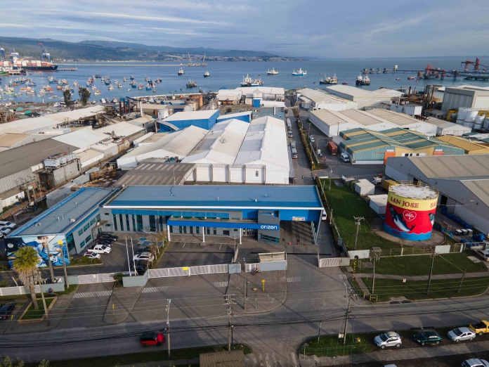 Orizon apostó por energías limpias y redujo en 97,6% su emisión de material particulado en Coronel La migración de combustible desde el Fuel Oil nº 6 hacia el gas licuado (GL) en el sistema de calderas, junto con quemadores modulantes de última generación, permitirá reducir el equivalente a la contaminación de 150 casas que se calefaccionan a leña. Reducir en un 97,6% la emisión de material particulado (MP-10), en un 98% el óxido de azufre (SOX) y en un 19,2% el dióxido de carbono (CO2). Esos son solo algunos de los efectos positivos que está generando la transformación a energía limpia que Orizon implementó en su planta en Coronel, junto con la asesoría experta del área especializada de Soluciones Energéticas de Abastible. Esta acción se enmarca en la estrategia de negocios y sostenibilidad que Orizon se ha propuesto al 2025, y donde este será sólo uno de sus pasos. El cambio a esta energía más limpia y eficiente tendrá un impacto positivo en Coronel, donde desde el año 2019 comenzó a aplicarse el “Plan de Descontaminación y Prevención Atmosférica”. De esta manera, si hace dos años la emisión de material particulado de Orizon fue equivalente a la de 150 casas que usan leña para calefaccionarse, con el cambio esta cifra disminuirá en un 69,3%. “El corazón de nuestra estrategia corporativa es la sostenibilidad, lo que significa avanzar en los aspectos social, económico y ambiental. Estamos trabajando también en el Sistema de Gestión de Energía de la planta, y la medición de la huella de carbono evidenció que las calderas de vapor eran de los elementos más contaminantes del proceso productivo, por lo que estamos partiendo por un muy buen camino en esta alianza energética con Abastible para disminuir nuestras emisiones”, indicó Cristián Larraín, gerente Comercial y Sostenibilidad de Orizon . En específico, este proyecto apunta al ahorro energético para el procesamiento de sardina y anchoveta en la producción de harina de pescado y para el proceso de esterilización de conservas. Esto permitió que el nuevo sistema térmico de la planta comenzara a funcionar en marzo de este año, adelantándose a las nuevas exigencias normativas del PDA que establece que las calderas existentes deben ajustarse al nuevo rango de emisiones el 19 de diciembre de 2021. La solución diseñada por Abastible consiste en la generación de vapor industrial y contempla la migración de combustible desde el Fuel Oil nº 6 hacia el gas licuado (GL) en el sistema de calderas, junto con quemadores modulantes de última generación, los que regulan automáticamente la potencia térmica de acuerdo a la curva de producción, y permiten optimizar el consumo energético de la caldera. Esta capacidad de modulación posibilita utilizar el GL necesario, aumentando la eficiencia energética del sistema en torno a un 15%.