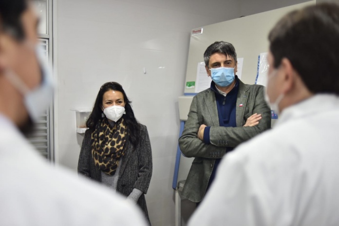 Ministro de Ciencia visita laboratorio de la UDA que apoyará el seguimiento de variantes del Coronavirus El ministro Andrés Couve junto a la Seremi de Ciencia de la Macrozona Norte, Daniela Barría, visitaron el Laboratorio de Biología Molecular de la Universidad de Atacama que ha sido apoyado por el ministerio y contará con la asesoría de los Centros para el Control y la Prevención de Enfermedades (CDC) de Estados Unidos para sumarse a la red universitaria de secuenciación genómica.