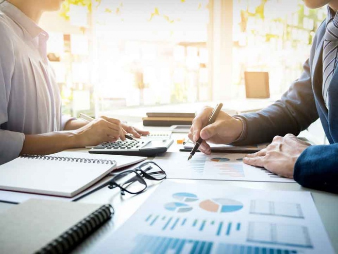 De acuerdo a datos del estudio de abogados tributarios Bustos Tax and Legal: Consultas de contribuyentes chilenos para trasladar inversión y patrimonio al extranjero aumentan en un 50%