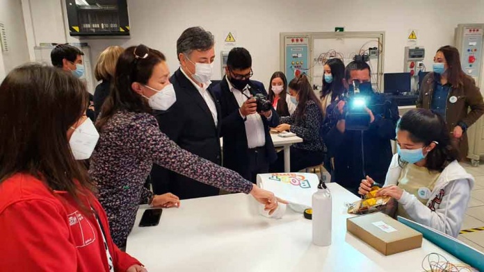 Seremi de Ciencia y acompañó a 50 niñas de Antofagasta en clases presenciales para aprender robótica