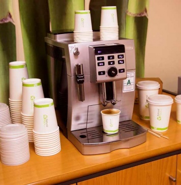 ¡Salud por el planeta! empresa sorprende con novedosa línea de vasos 100% “compostables”