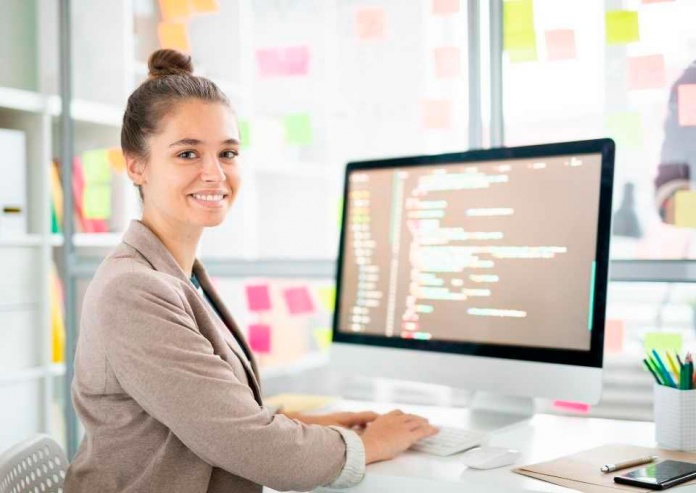 Día Internacional del programador: Empresas y gremios buscan reducir brecha de género entre profesionales