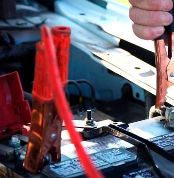 Expertos enseñan los errores más comunes al momento de revivir la batería del auto