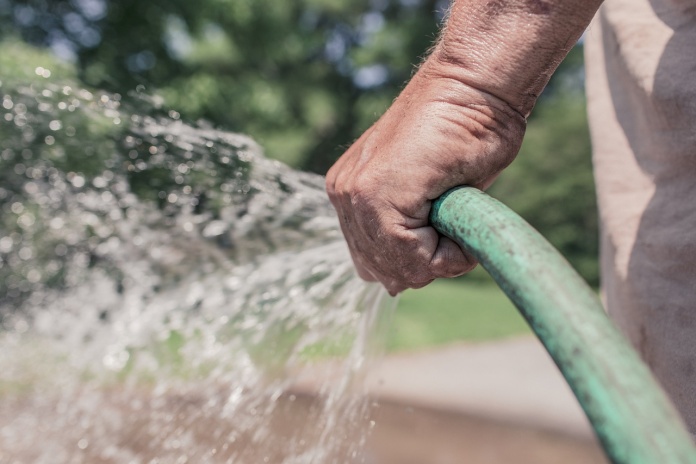 Se acerca el verano: Cómo elegir la manguera adecuada para regar mi jardín