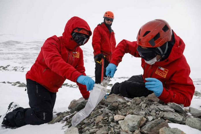 Investigadores del Programa Nacional de Ciencia Antártica se preparan para observar el eclipse solar total en el glaciar Unión