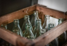 Proyecto colaborativo de economía circular busca reutilizar botellas de vidrio en Aysén