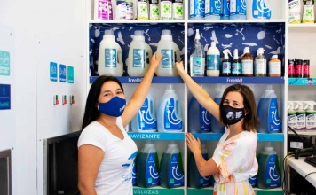 EcoCarga anuncia alianza con FreeMet que incentiva el uso de envases reutilizables para productos de limpieza ecológicos