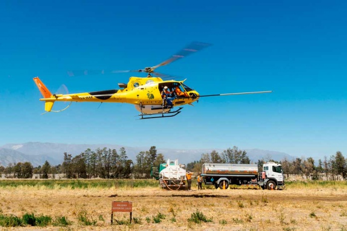 Ecocopter y Bbosch estrenan servicio de lavado aéreo de aisladores con helicópteros en Chile