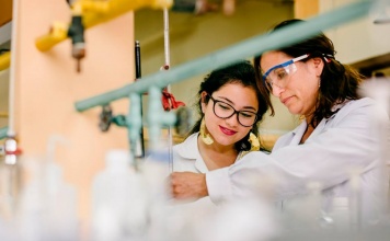Estudio demuestra que en Chile hay una baja inclusión de mujeres en ciencia por la falta de referentes