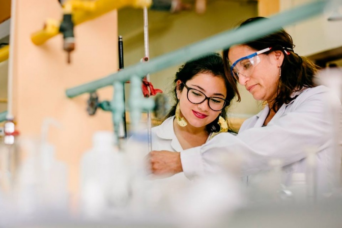 Estudio demuestra que en Chile hay una baja inclusión de mujeres en ciencia por la falta de referentes