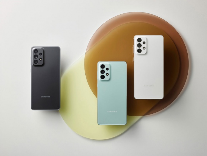 Samsung smartphon Galaxy A73 con conexión 5G en Chile