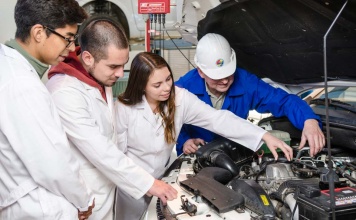 Día de la Educación Técnico Profesional: 600 mil técnicos se requieren en Chile para cubrir demanda laboral actual