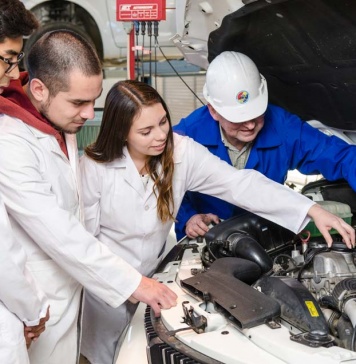 Día de la Educación Técnico Profesional: 600 mil técnicos se requieren en Chile para cubrir demanda laboral actual
