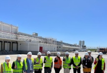 Ministro de Economía visita la obra de la _p_lanta de Ideal en Chillán Viejo