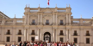 Un centenar de mujeres preparadas para liderar la transición energética se reúnen frente a La Moneda