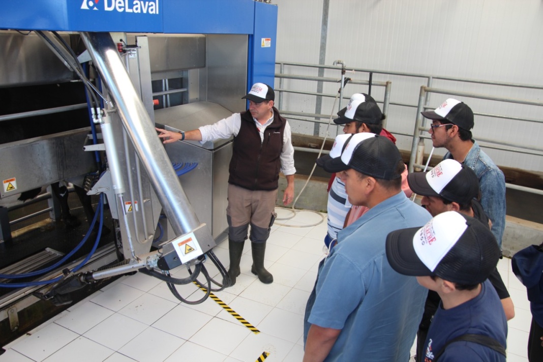 Equipo unificado de Provincial Osorno conoce el funcionamiento de una lechería robótica