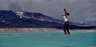 CHILENOS LOGRARON RÉCORD MUNDIAL DE HIGHLINE EN EL VOLCÁN MÁS ALTO DE LA TIERRA “EL OJOS DEL SALADO”