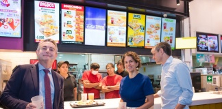 Campaña pionera en Chile incorpora vasos reutilizables para evitar los desechables en patios de comidas