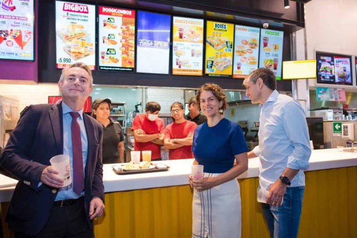 vasos reutilizables para evitar los desechables en patios de comidas