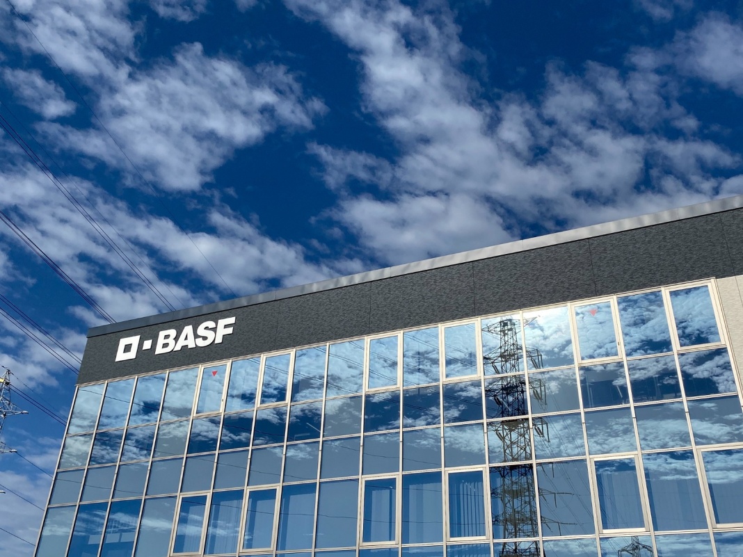 BASF muestra su resiliencia dentro de un entorno de mercado difícil y aplica medidas para reforzar la competitividad