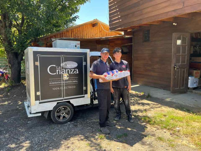 En Pucón: Agrosuper apuesta por despacho sustentable a través de moto eléctrica