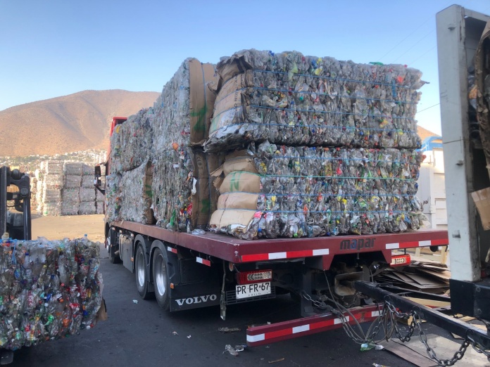 Inédita iniciativa trasladará más de 30 toneladas de plástico desde Chiloé para ser reciclado y convertido en nuevos envases Inédita iniciativa trasladará más de 30 toneladas de plástico desde Chiloé para ser reciclado y convertido en nuevos envases