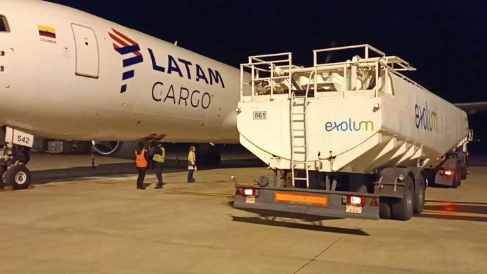 Grupo LATAM realiza su primer vuelo internacional con Combustible Sostenible de Aviación