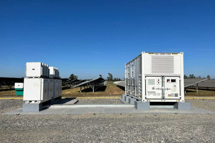 Inauguran 1ª planta fotovoltaica PMGD con almacenamiento de baterías de litio, conectada a distribución en Chile Inauguran 1ª planta fotovoltaica PMGD con almacenamiento de baterías de litio, conectada a distribución en Chile