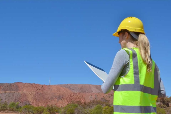 Participación de mujeres en capacitación online en minería se mantiene bajo el 20%, pero trabajadoras inician antes su perfeccionamiento laboral