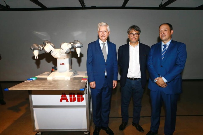 Robot colaborativo ABB visita galería Suizspacio en estación Ñuñoa del Metro de Santiago Robot colaborativo ABB visita galería Suizspacio en estación Ñuñoa del Metro de Santiago