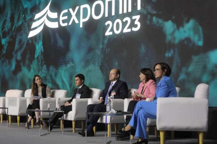 Ministra Hernando y altos ejecutivos de compañías mineras analizaron los desafíos del sector en Congreso Expomin 