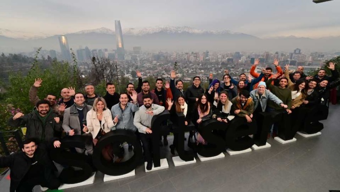 Desde Ucrania a Chile: Consultora cumple 30 años en el mundo y celebra ampliando oportunidades de trabajo en nuestro país