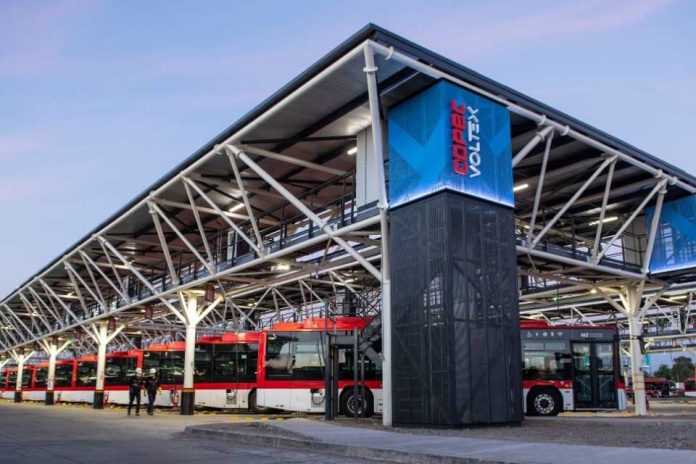 Estudio determina que operación de buses eléctricos en terminales reduce a la mitad la potencia acústica y en más de un 40% la del material particulado en beneficio de la comunidad Estudio determina que operación de buses eléctricos en terminales reduce a la mitad la potencia acústica y en más de un 40% la del material particulado en beneficio de la comunidad