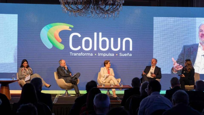 Expertos coinciden en que la transición energética requiere mantener bases del modelo y llaman a hacer reformas responsables con los consumidores