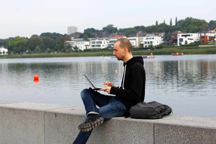 Nómades digitales: recomendaciones legales para contratar freelancers sin morir en el intento