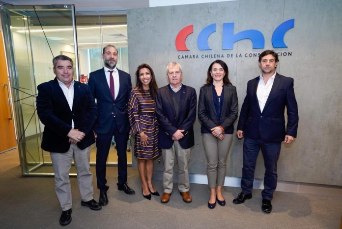 CChC y ACADES acuerdan impulsar nuevas fuentes de agua a través de la desalación y el reúso