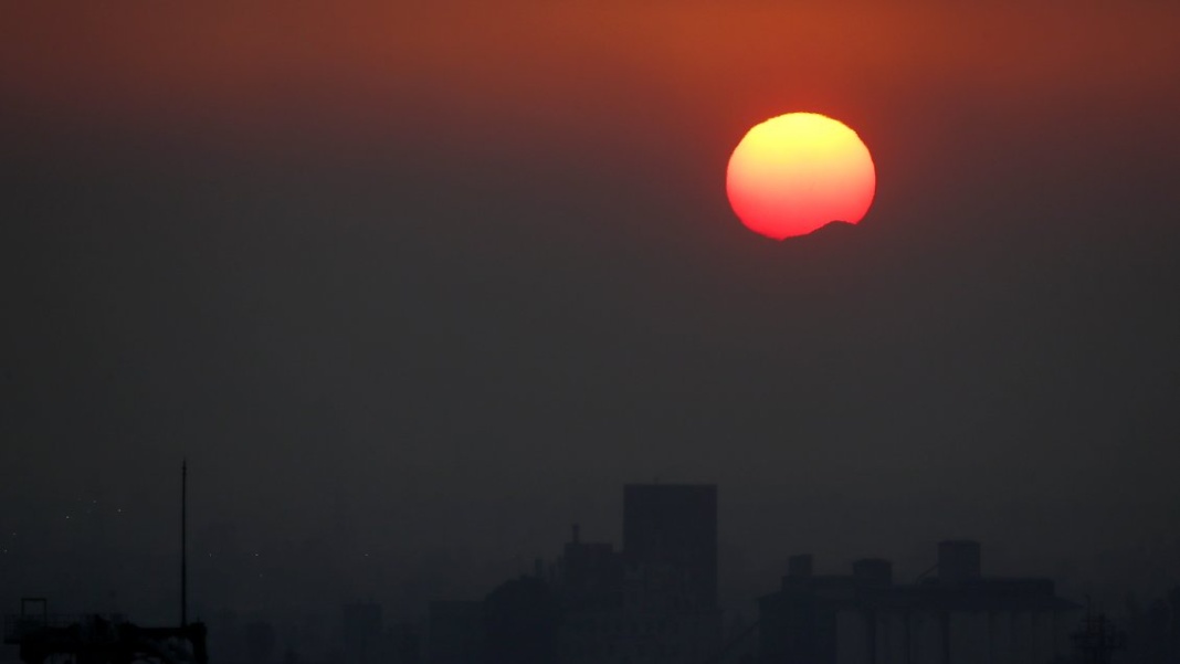 Alerta Roja en Santiago de Chile Ante Impacto de Incendios Forestales en la Calidad del Aire
