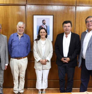 Ministro Valenzuela se reúne con ex titulares de la cartera para analizar desafíos del agro para 2024