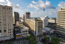 Teatro a mil 2024 da el vamos con famoso equilibrista que cruzará la alameda desde las alturas