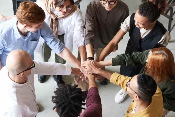 Eficiencia con IA: Cómo esta tecnología genera equipos de alto rendimiento y aumenta la producción 