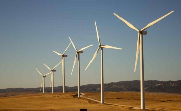 Investigadores chilenos crean innovador sistema de monitoreo para predecir daños en turbinas eólicas 